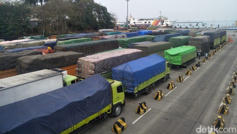 Kendaraan di Pelabuhan Merak Macet Sejak Dini Hari Kendaraan di Pelabuhan Merak Macet Sejak Dini Hari