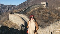 Inilah Kelsey Merritt, ia sering traveling ke berbagai negara salah satunya mengunjungi tembok besar China (kelseymerritt/Instagram)