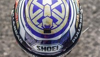 Helm baru Marquez tampak dari atas. Logo semut terlihat dalam lingkaran. (Instagram @marcmarquez93)