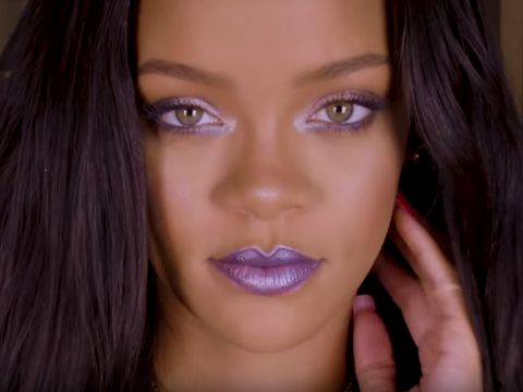 Nggak Cuma di Wajah, Rihanna Pakai Highlighter Sampai Kuping