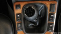 Transmisi manual BMW 318i.