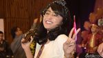 Pose Dua Jari Dewi Perssik yang Bikin Salah Fokus