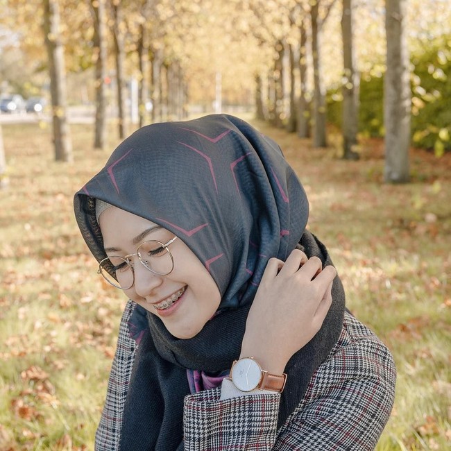 Di kesehariannya, Sari juga lebih sering memakai hijab berbentuk pashmina dibanding hijab segi empat. Namun, gayanya tetap sederhana. Foto: Instagram/saritiw