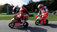Aleix Espargaro dan Jack MillerFoto sepertinya terlibat persaingan sengit (REUTERS/Toru Hanai)