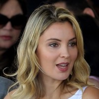 Sosok Marcela pertamakali menarik perhatian pada 2011 ketika suaminya dan Dilma Rousseff yang pada saat itu menjabat sebagai presiden, dilantik. Marcela tampil dengan gaya rambut kepang yang membuat tatonya di leher terlihat. Tidak lama setelah pelantikan tersebut, muncul sejumlah foto super seksi Marcela. Pada saat itu Michel mengaku sebelumnya seorang misterius menghubunginya dan mengaku memiliki 18 foto istrinya dengan penampilan seksi. Sang penelepon misterius meminta uang tebusan 5 ribu poundsterling untuk foto tersebut namun ditolak sang presiden. Dan akhirnya keluarlah foto seksi Marcela ke media Brazil. Foto: Dok. AFP, Instagram @marcelatemer