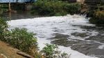 Ciliwung Berbusa Gara-gara Pertemuan Air Olahan