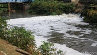 Air yang keluar dari lubang pembuangan stasiun pompa tersebut bercampur dengan aliran Sungai Ciliwung.