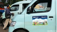 Angkot yang terintegrasi dipasangi stiker OK Otrip. 