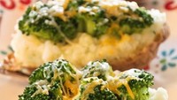 Ingin baked potato yang menyehatkan? Tambahkan saja beberapa potong brokoli! Tapi tetap beri parutan keju yang akan meleleh saat dipanggang, ya. Foto: Instagram thepickyeater