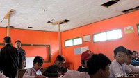 Untuk mengantisipasi atap yang ambruk, siswa pun duduk berdesak-desakan di sisi lainnya.