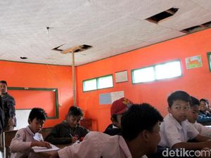 Dear Pak Bupati, Ruang Kelas SD di Bandung Ini Mau Roboh