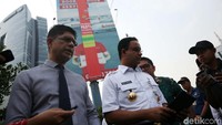 Setelah memimpin apel, Anies bersama jajarannya didampingi Laode bakal menyegel reklame yang tak tertib. Salah satunya di jalan HR Rasuna Said.