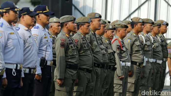Gubernur DKI Jakarta Anies Baswedan memimpin Apel Penertiban Terpadu Penyelenggaraan Reklame di DKI Jakarta. Apel ini diikuti Satpol PP, TNIdan Polri.