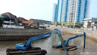 Sejumlah alat berat tengah bekerja mengeruk Kali Ciliwung, Jakarta, Jumat (19/10/2018).