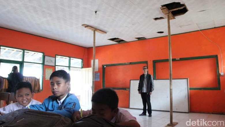 Pak Bupati Tolong, Atap Ruang Kelas SD di Bandung Ini Hampir Ambruk Pak Bupati Tolong, Atap Ruang Kelas SD di Bandung Ini Hampir Ambruk
