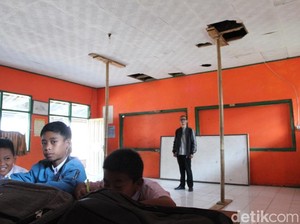 Pak Bupati Tolong, Atap Ruang Kelas SD di Bandung Ini Hampir Ambruk