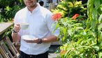 Presenter Rian Ibram Sering Pamer Pose Keren Saat Ngopi