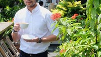 Segelas hot latte asyik diseruput Rian untuk memulai pagi. Pria berdarah Batak Sunda ini kelihatan fresh banget ya. Foto: instagram Rian Ibram