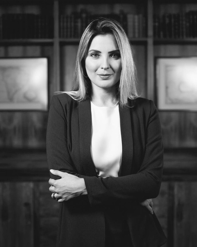 Pada pertemuan pertamanya di sebuah acara politik, Marcela berfoto dengan Michael atas suruhan pamannya. Dan pada hari itu, Marcela pulang bukan hanya dengan membawa foto dirinya bersama Michel, tapi juga nomer ponsel pria tersebut, demikian seperti dikutip Daily Mail. Beberapa hari setelahnya, wanita kelahiran 16 Mei 1983 itu mengirimkan email ke kantor Michel. Dari sanalah kemudian kisah cinta mereka berkembang hingga kini menjadi pasangan suami-istri. Foto: Dok. AFP, Instagram @marcelatemer