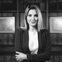 Pada pertemuan pertamanya di sebuah acara politik, Marcela berfoto dengan Michael atas suruhan pamannya. Dan pada hari itu, Marcela pulang bukan hanya dengan membawa foto dirinya bersama Michel, tapi juga nomer ponsel pria tersebut, demikian seperti dikutip Daily Mail. Beberapa hari setelahnya, wanita kelahiran 16 Mei 1983 itu mengirimkan email ke kantor Michel. Dari sanalah kemudian kisah cinta mereka berkembang hingga kini menjadi pasangan suami-istri. Foto: Dok. AFP, Instagram @marcelatemer