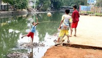 Meski bersampingan dengan kali, RPTRA ini nampak tak berpagar. Akibatnya anak - anak sesekali harus memugut bola dari kali.