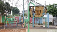 Penampakan miris terlihat di Ruang Terpadu Ramah Anak (RPTRA) Krendang di Jakarta Barat, Jumat (19/10/2018) Sejumlah fasilitas bermain tampak rusak berat dan tak dapat digunakan.