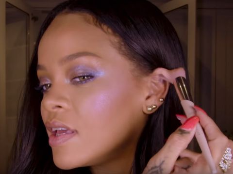 Nggak Cuma di Wajah, Rihanna Pakai Highlighter Sampai Kuping