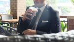 Presenter Rian Ibram Sering Pamer Pose Keren Saat Ngopi