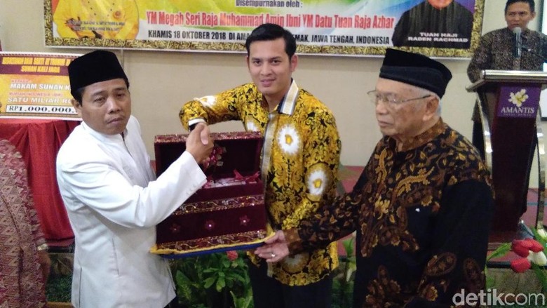 Bangsawan Kelantan Serahkan Rp 900 Juta untuk Situs di Demak Bangsawan Kelantan Serahkan Rp 900 Juta untuk Situs di Demak