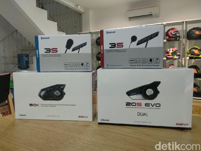 Intercom, Alat Komunikasi Antar-pemotor. Foto: Luthfi Anshori Intercom, Alat Komunikasi Antar-pemotor. Foto: Luthfi Anshori