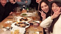 Begini Woo Bin saat hang out bareng teman-temannya. Mereka terlihat melahap beberapa sajian khas Italia dan western. Foto:  Instagram actorkimwoobin