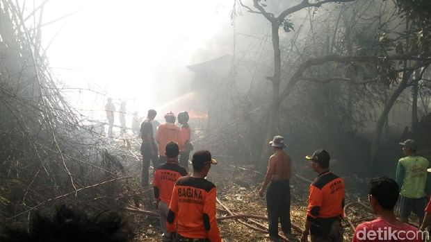 Gudang Penggilingan Plastik Bekas di Jombang Dilalap Api