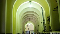 Jendela dan pintu berukuran raksasa serta lorong-lorong berbentuk setengah lingkaran panjang menjadi kekhasan tersendiri bagi bangunan setinggi 20 meter yang berdiri kokoh di areal lahan seluas 5 hektar.