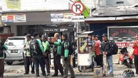 Pembina Tim Kondusif Ojek Online Bekasi, Sobari Mustafa, mengaku tidak keberatan dengan penggunaan lay by untuk ojek online. Ia mendukung penuh kebijakan Dishub untuk menata kawasan Stasiun Bekasi.