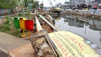 Proyek pemasangan turap di kali sebelah RPTRA Krendang membuat area bermain ini menjadi tak terawat.