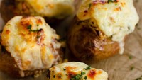 Yakin nggak mau makan baked potato yang satu ini? Kejunya yang mulur gurih makin enak dimakan dengan daging kentang yang manis. Foto: lauralaurentiu