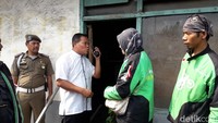 Suasana penertiban di depan Stasiun Bekasi