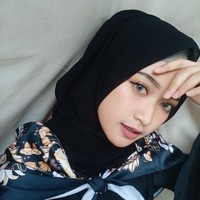 Sudah menikah, tak membuat Sari terlihat tua. Gaya imutnya selalu mencuri perhatian para hijabers. Foto: Instagram/saritiw