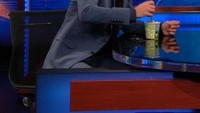 Suka dengan es krim, Robert dapat kejutan manis ketika menghadiri salah satu acara talk show. Lengkap dengan es krim cokelat favoritnya.  Foto: Hollywood-Istimewa