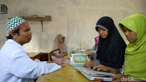 Mengenal Soiran, Guru Penyandang Tunanetra di Ponorogo