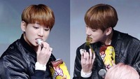 Berambut pirang, inilah Jungkook saat melahap snack di tangannya. Dari gaya makannya, bisa dipastikan Jungkook memang doyan makan nih. Foto: KStarLive.com
