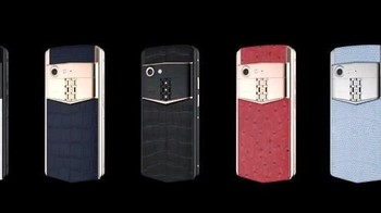 Siap-siap merogoh kocek yang cukup dalam untuk ponsel ini. Untuk varian Ink Black dan White dibanderol dengan harga 35.800 Yuan (Rp 78,8 juta), sedangkan versi Dazzling Gold dihargai 98.000 Yuan (Rp 214 juta). (Foto: Gizmochina)