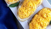 Kalau mau makan karbohidrat sekaligus protein, kamu bisa bikin kreasi baked potato yang satu ini. Kentang panggangnya bertopping krim kuning telur yang creamy. Nyam! Foto: Instagram 4sonsrus