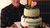 Tahun 2014 lalu, aktor yang kini sudah berusia 29 tahun itu menerima kue ulang tahun lucu. Ada fondant bentuk kangguru yang menghiasi bagian atas kuenya. Foto: Instagram actorkimwoobin