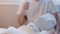 Bangun tidur langsung makan nanas. Btw mukanya masih muka bantal gitu dan memandang nanas dengan tatapan nanar. Foto: instagram Rian Ibram