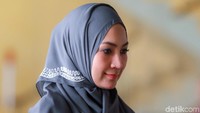 Steffy hadir setelah sempat 2 kali absen dan meminta penjadwalan ulang. Saat dimintai keterangan terkait kasus dan hubungannya dengan Irwandi, ia pun bungkam dan hanya menebarkan senyum.