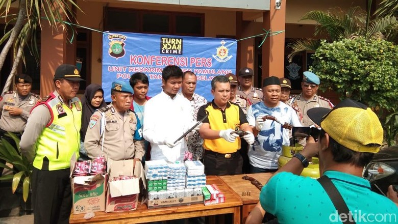 Polisi Tangkap Perampok Toko Sembako, 1 Ditembak Mati Polisi Tangkap Perampok Toko Sembako, 1 Ditembak Mati