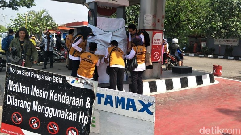 Kurangi Meteran, Mesin BBM SPBU di Jalan Riau dan Kircon Disegel Kurangi Meteran, Mesin BBM SPBU di Jalan Riau dan Kircon Disegel