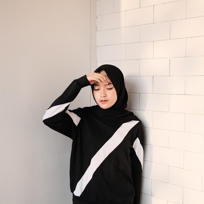 Tak hanya pemilihan warna yang cerah, siluet busana yang dipilih Sari juga feminin. Detail ruffle atau siluet A-line sering ia pilih. Foto: Instagram/saritiw