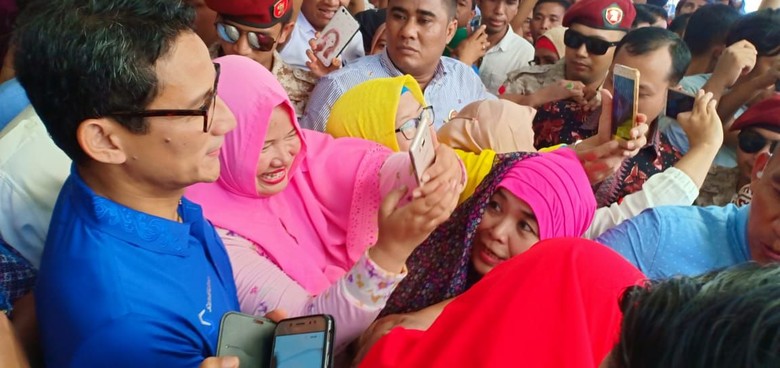 Gerindra: Warga Padang Lebih Heboh Sambut Sandi ketimbang Jokowi Gerindra: Warga Padang Lebih Heboh Sambut Sandi ketimbang Jokowi